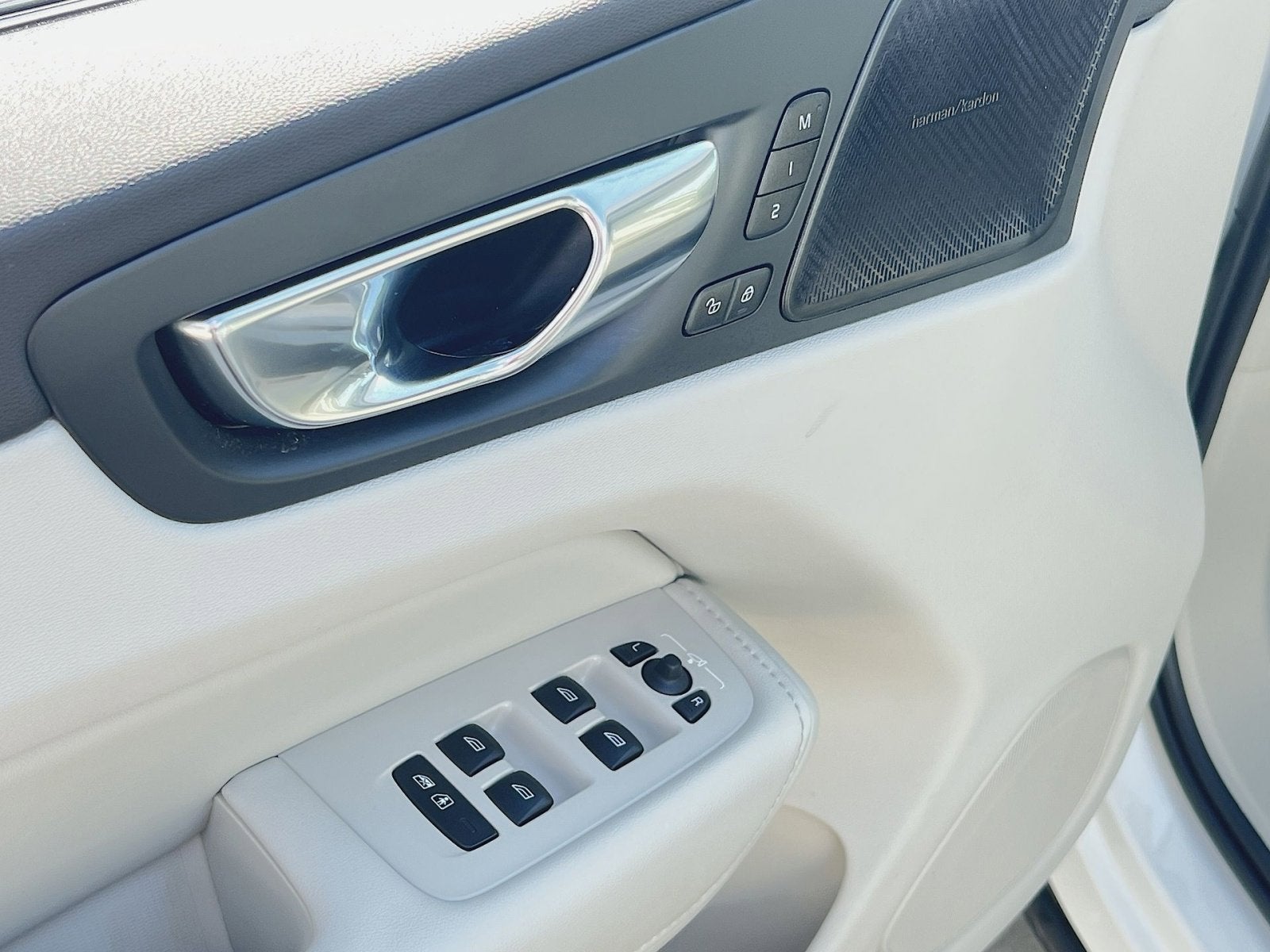 2023 Volvo XC60 B5 Ultimate Dark Theme