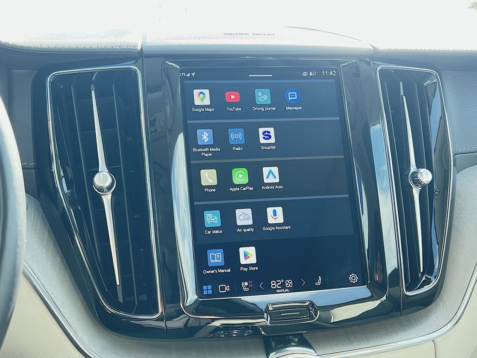 2023 Volvo XC60 B5 Ultimate Dark Theme