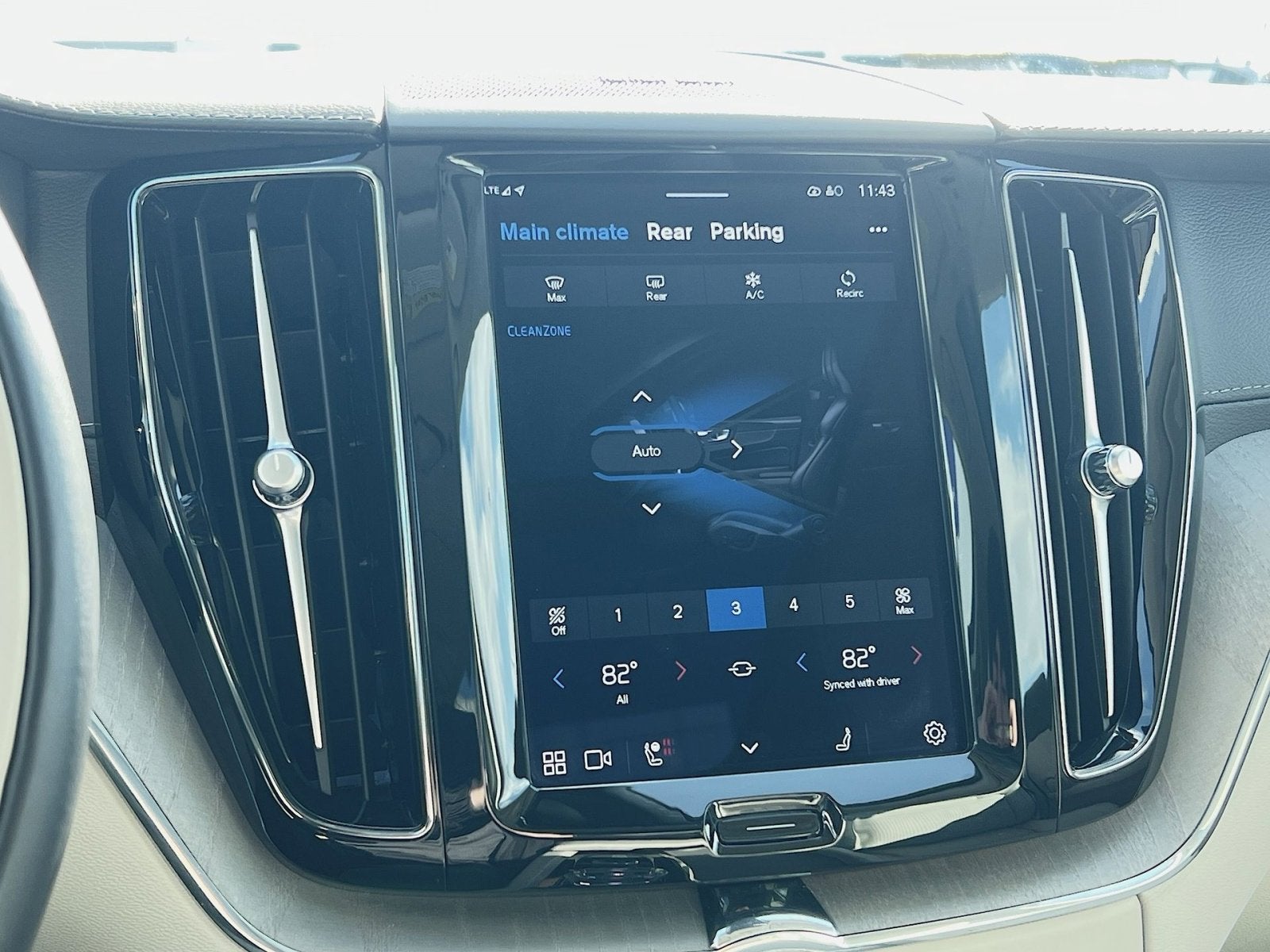 2023 Volvo XC60 B5 Ultimate Dark Theme