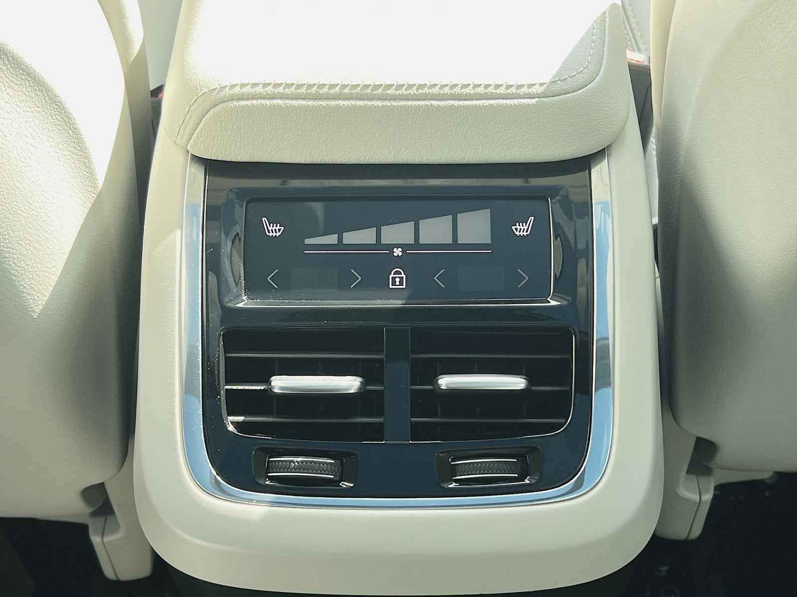 2023 Volvo XC60 B5 Ultimate Dark Theme