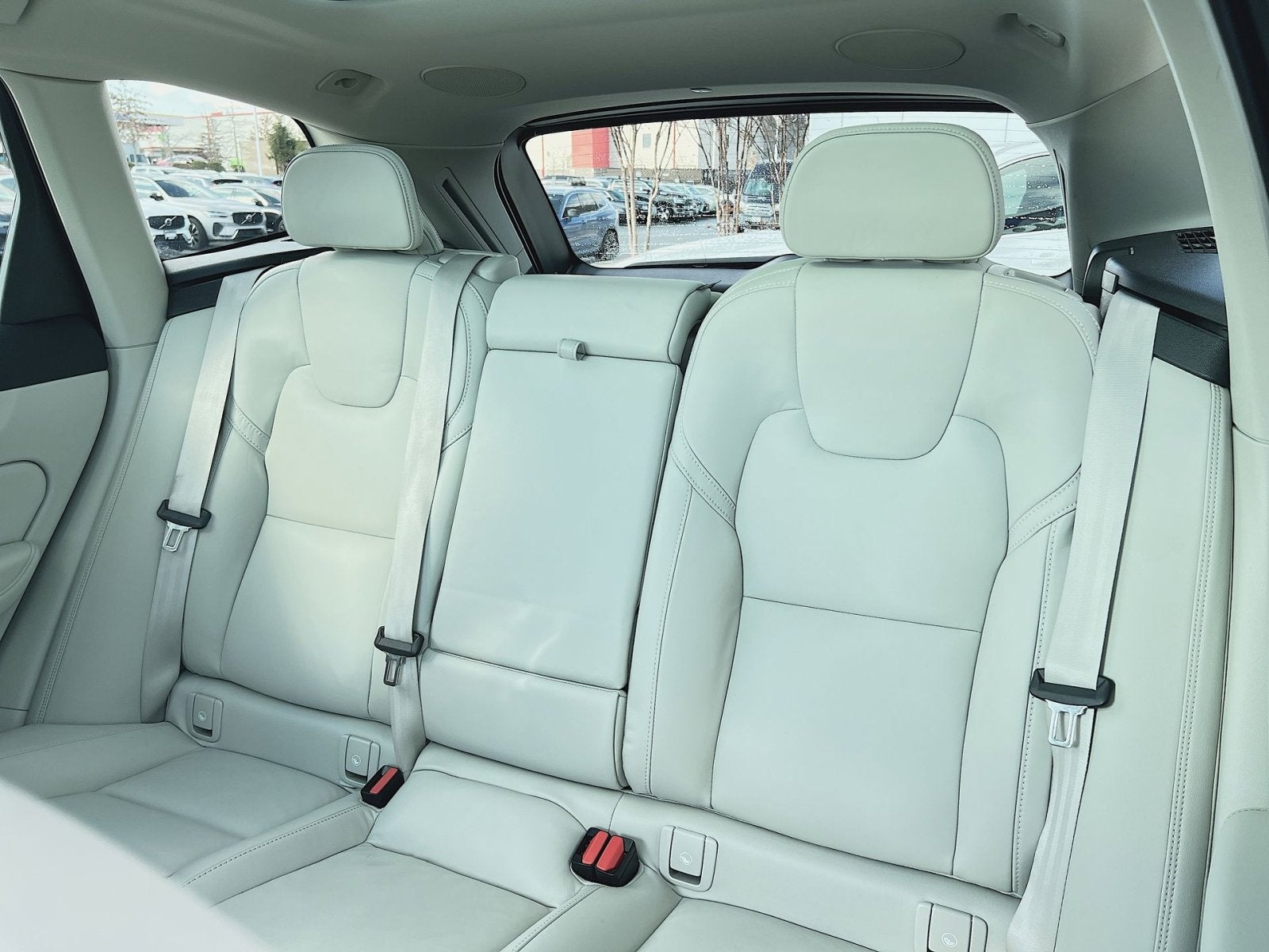 2023 Volvo XC60 B5 Ultimate Dark Theme