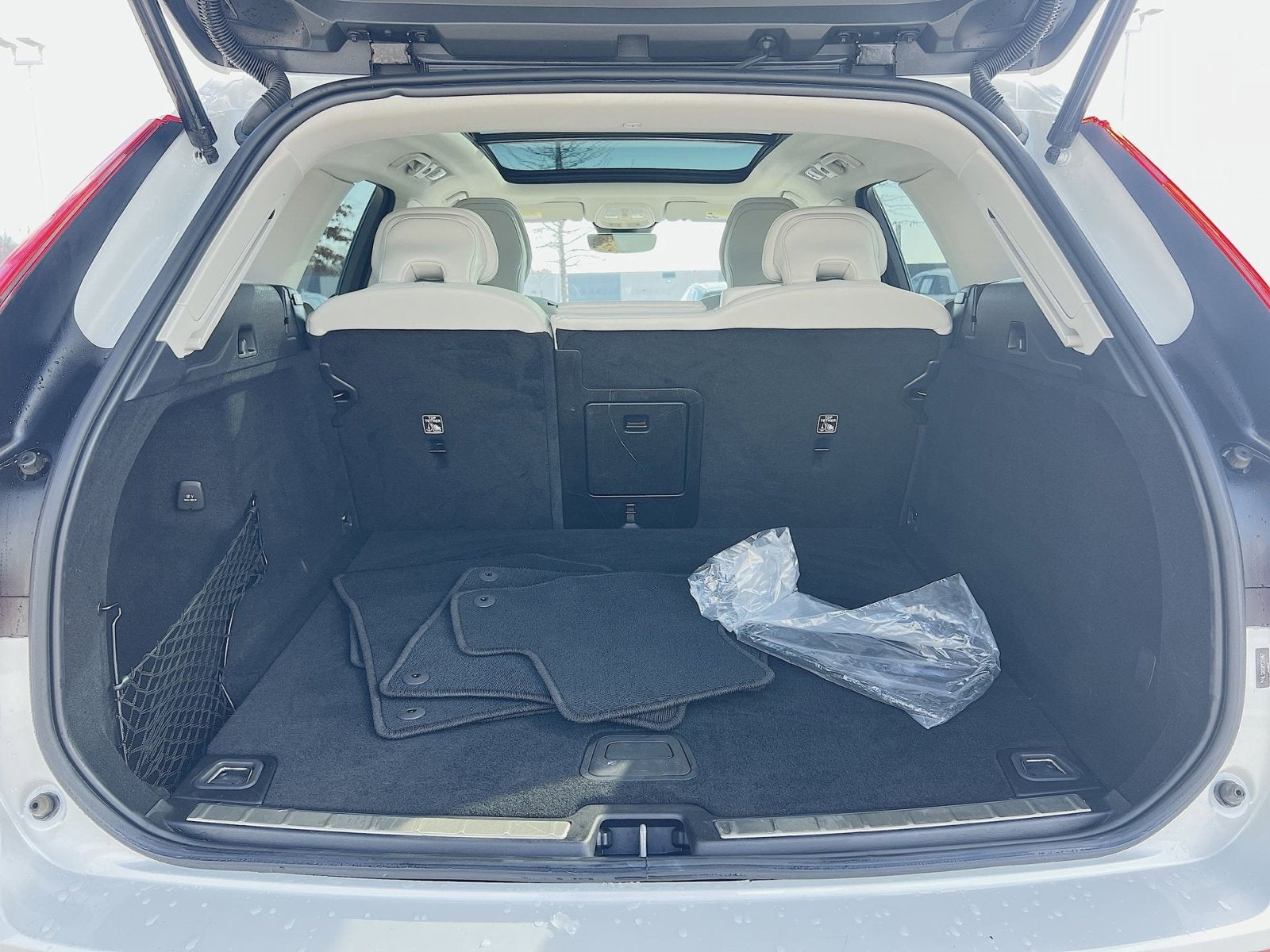 2023 Volvo XC60 B5 Ultimate Dark Theme