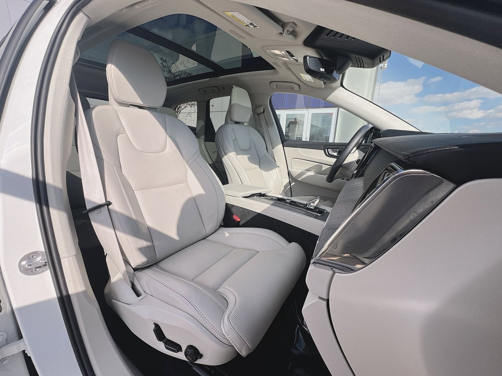 2023 Volvo XC60 B5 Ultimate Dark Theme