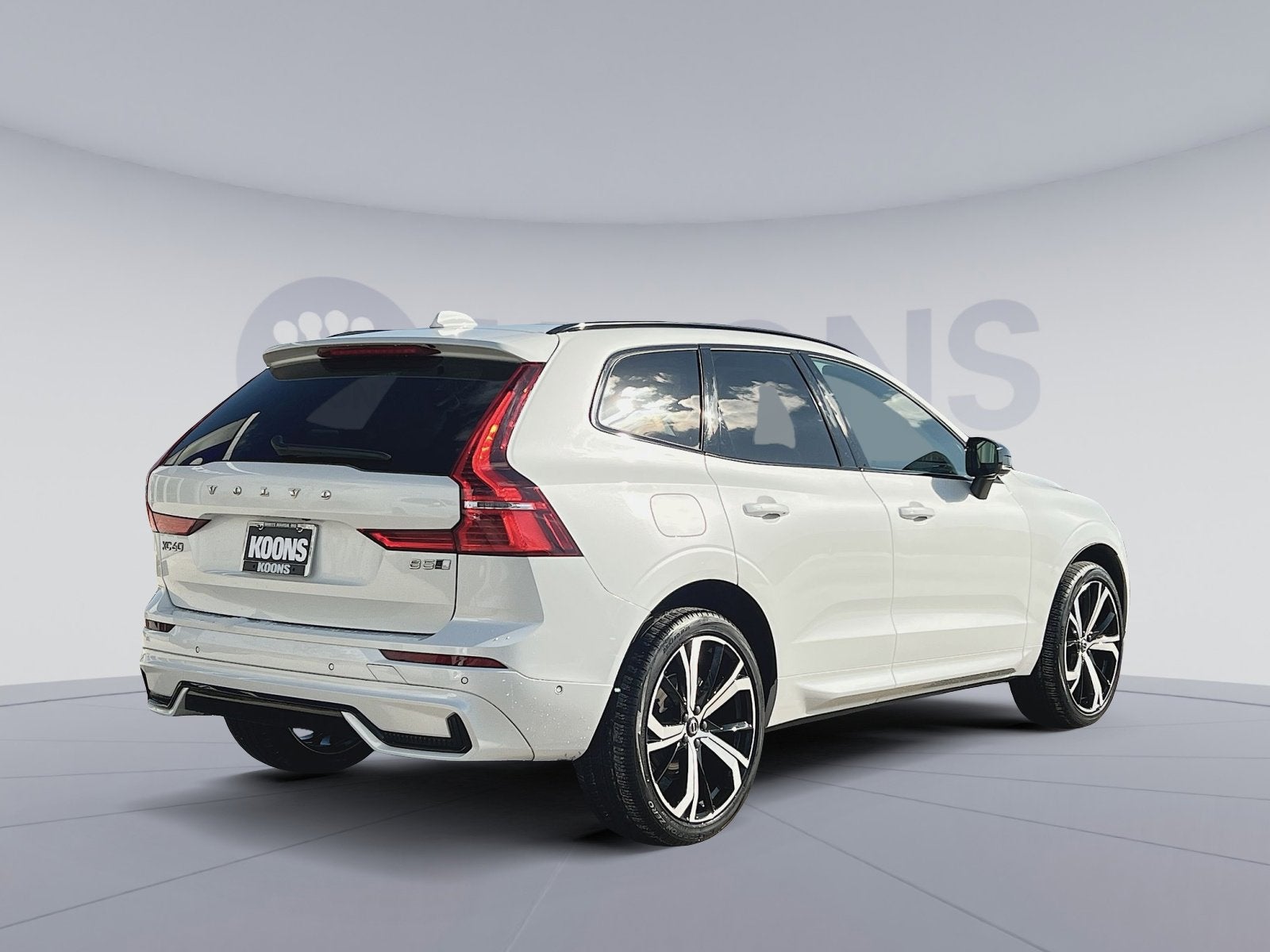2023 Volvo XC60 B5 Ultimate Dark Theme