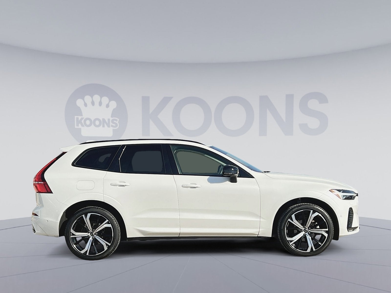 2023 Volvo XC60 B5 Ultimate Dark Theme