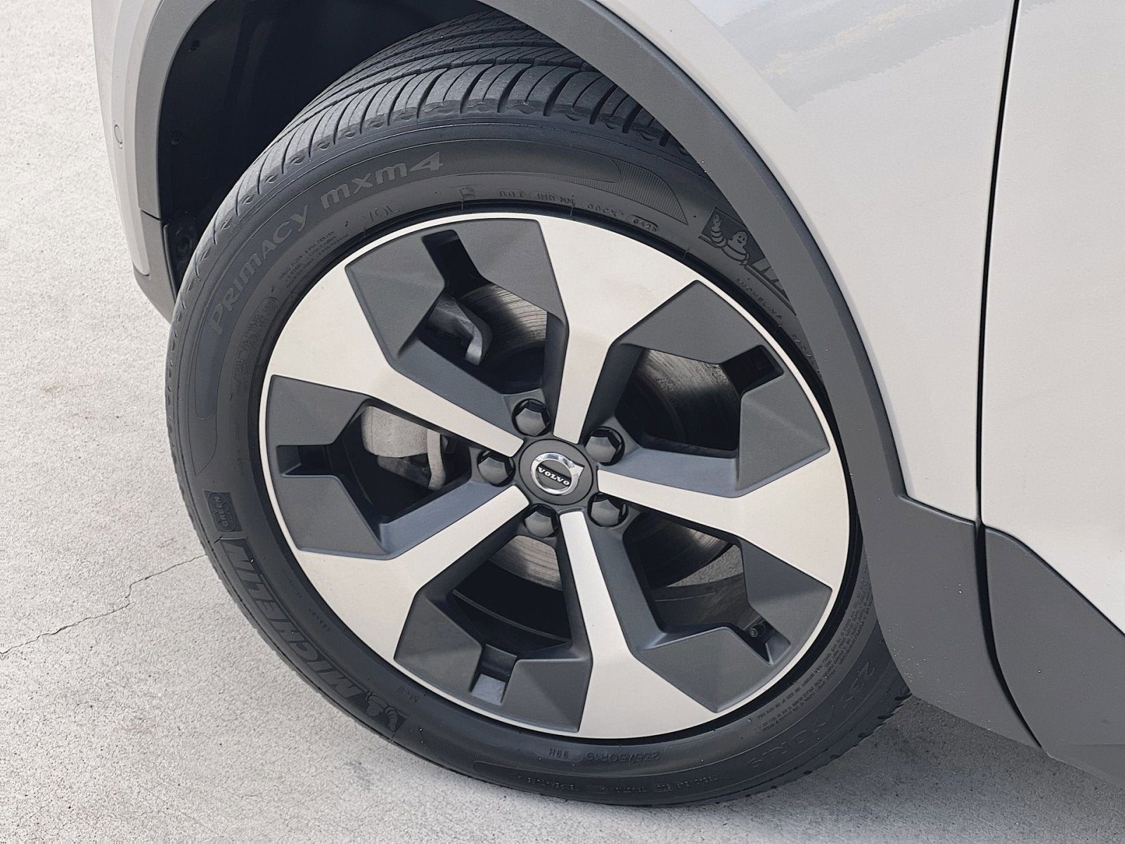 2025 Volvo XC40 B5 Plus Dark Theme