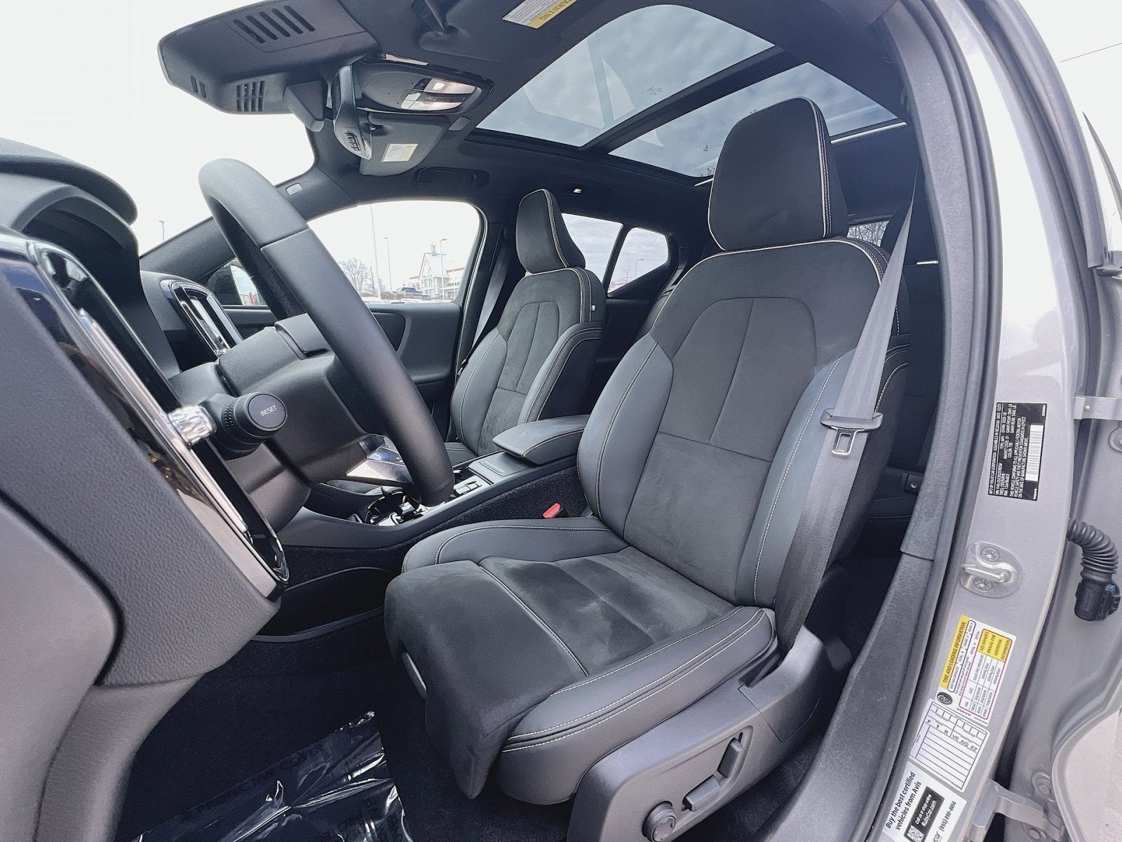 2025 Volvo XC40 B5 Plus Dark Theme