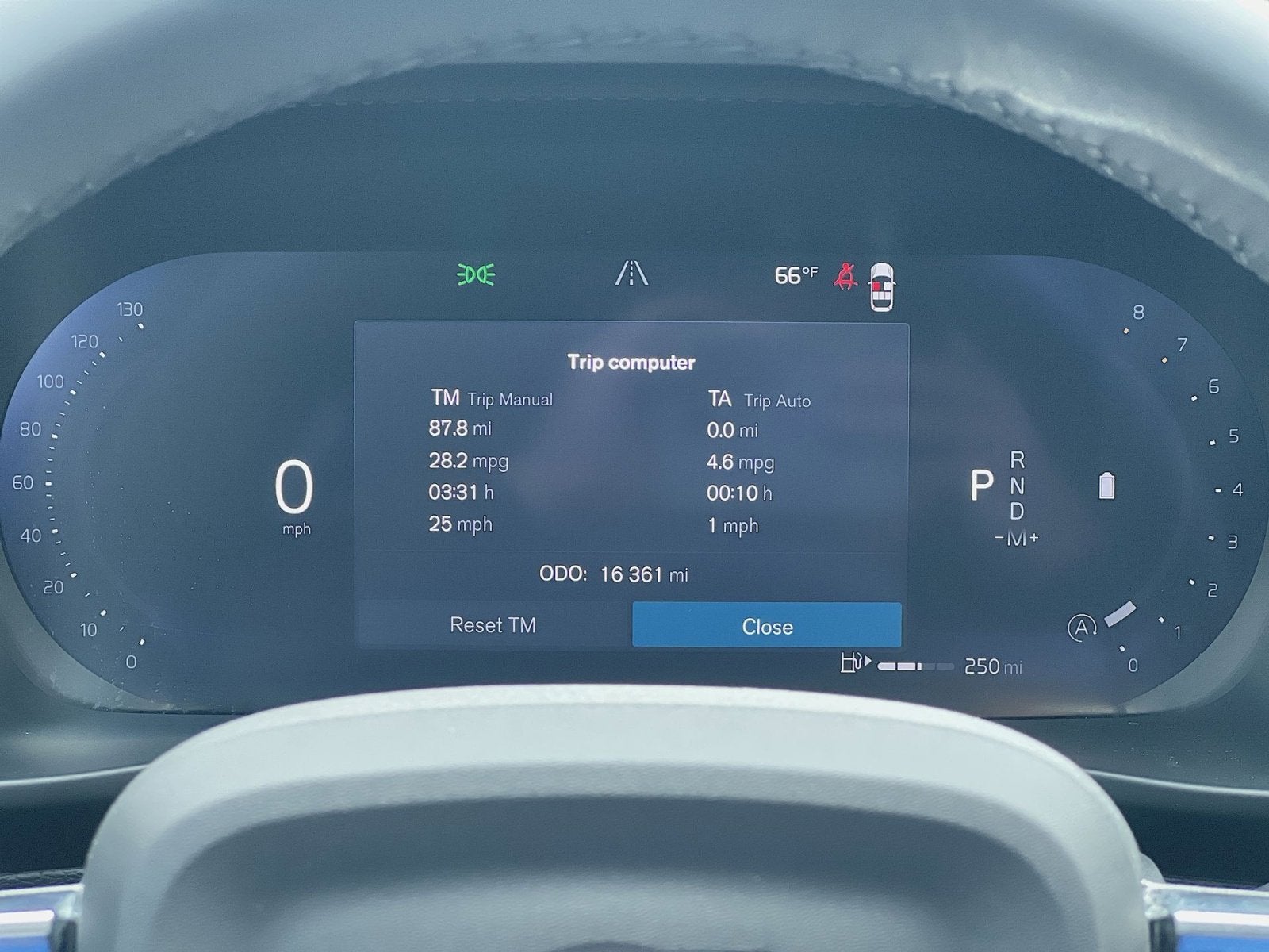 2025 Volvo XC40 B5 Plus Dark Theme
