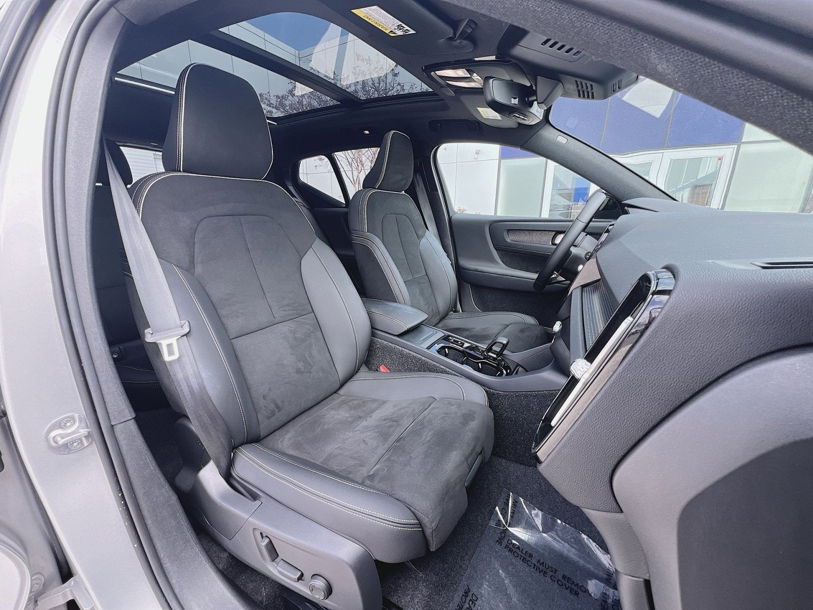 2025 Volvo XC40 B5 Plus Dark Theme