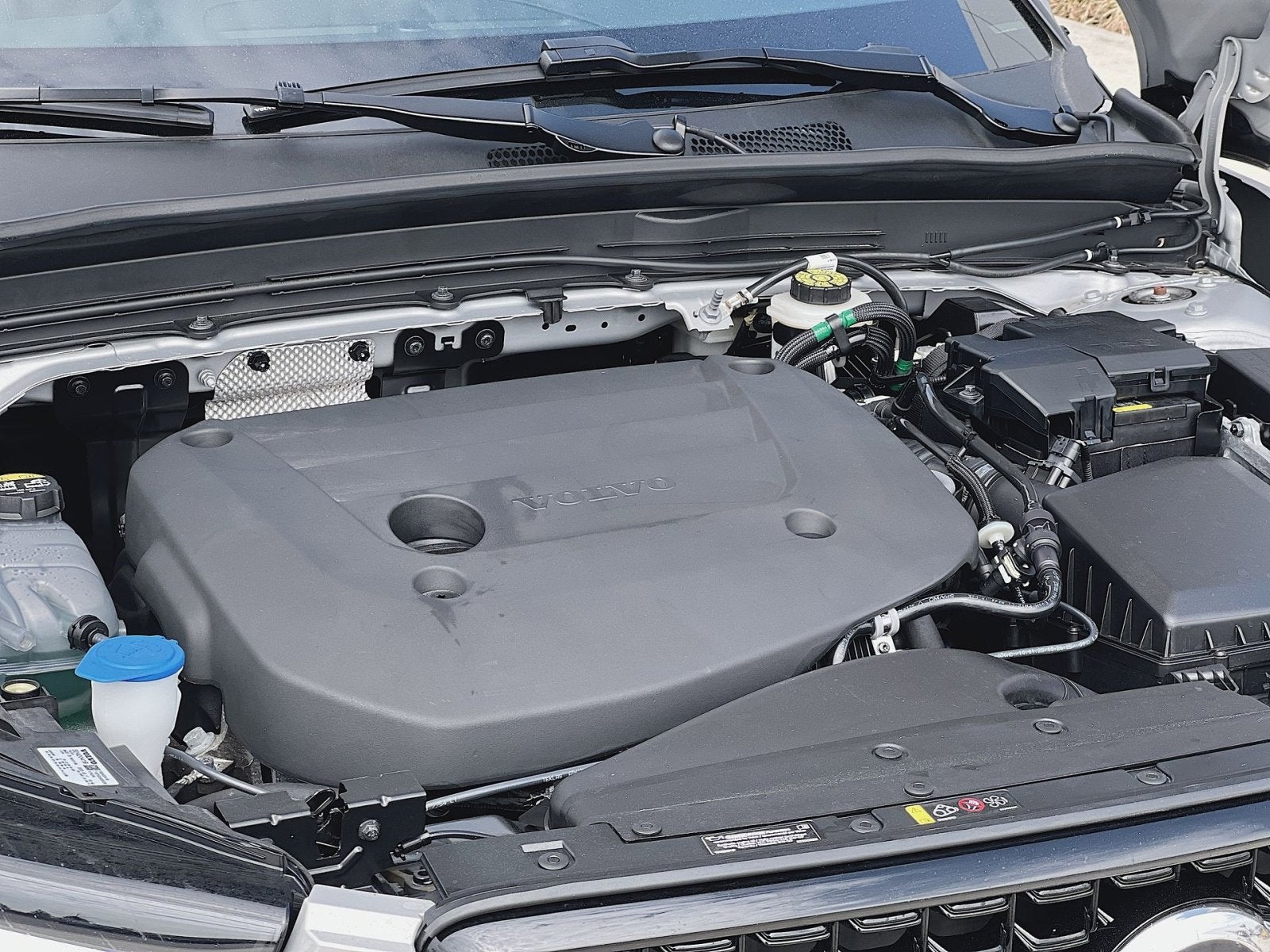 2025 Volvo XC40 B5 Plus Dark Theme