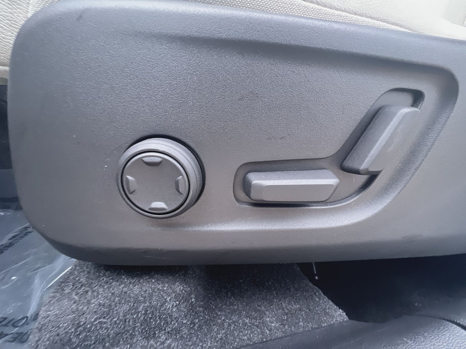 2024 Volvo XC40 B5 Plus Bright Theme