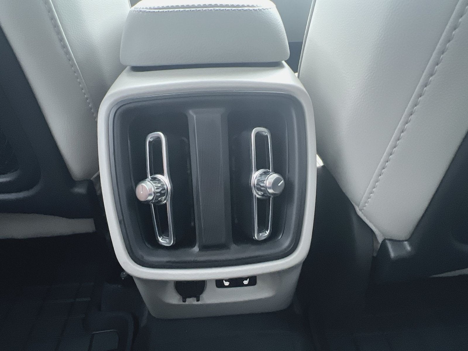 2024 Volvo XC40 B5 Plus Bright Theme