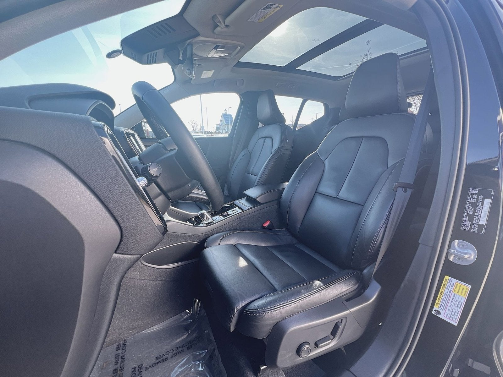 2024 Volvo XC40 B5 Plus Dark Theme