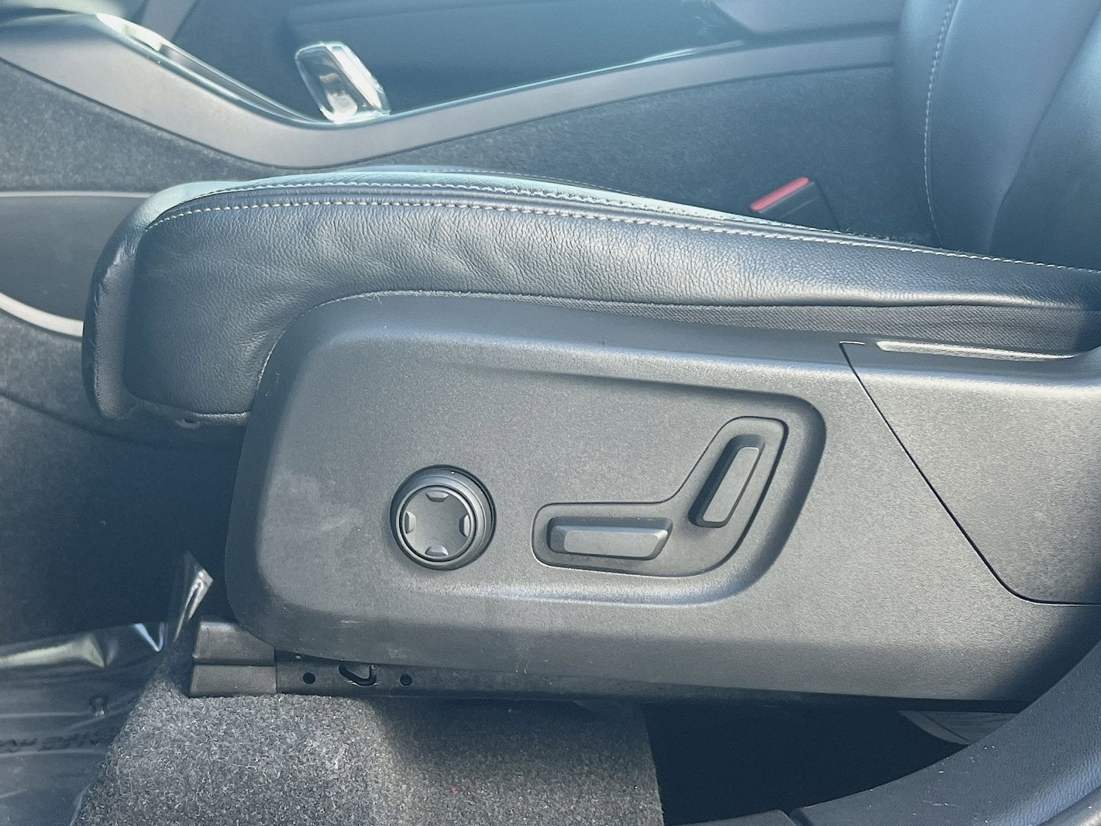 2024 Volvo XC40 B5 Plus Dark Theme