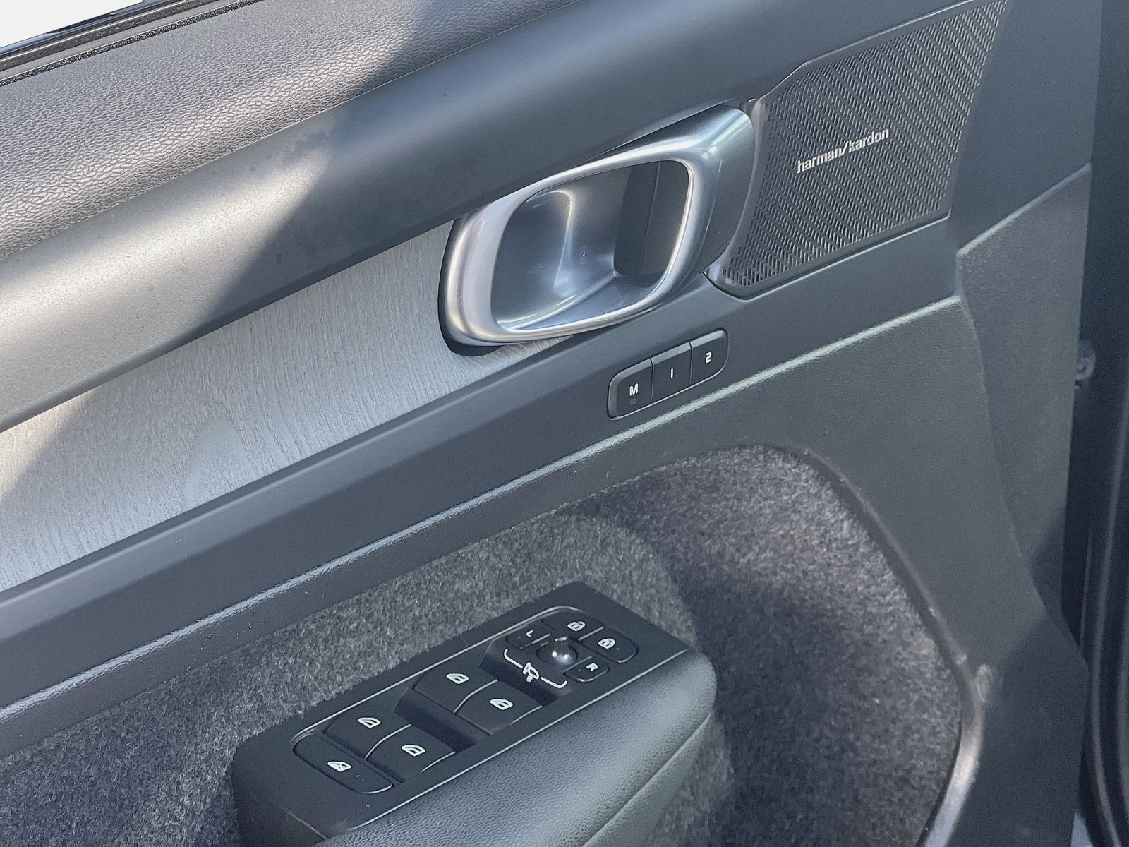 2024 Volvo XC40 B5 Plus Dark Theme