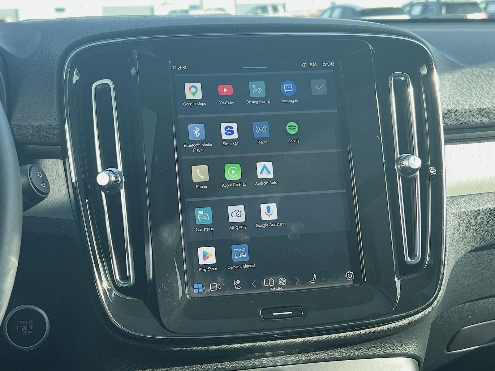 2024 Volvo XC40 B5 Plus Dark Theme