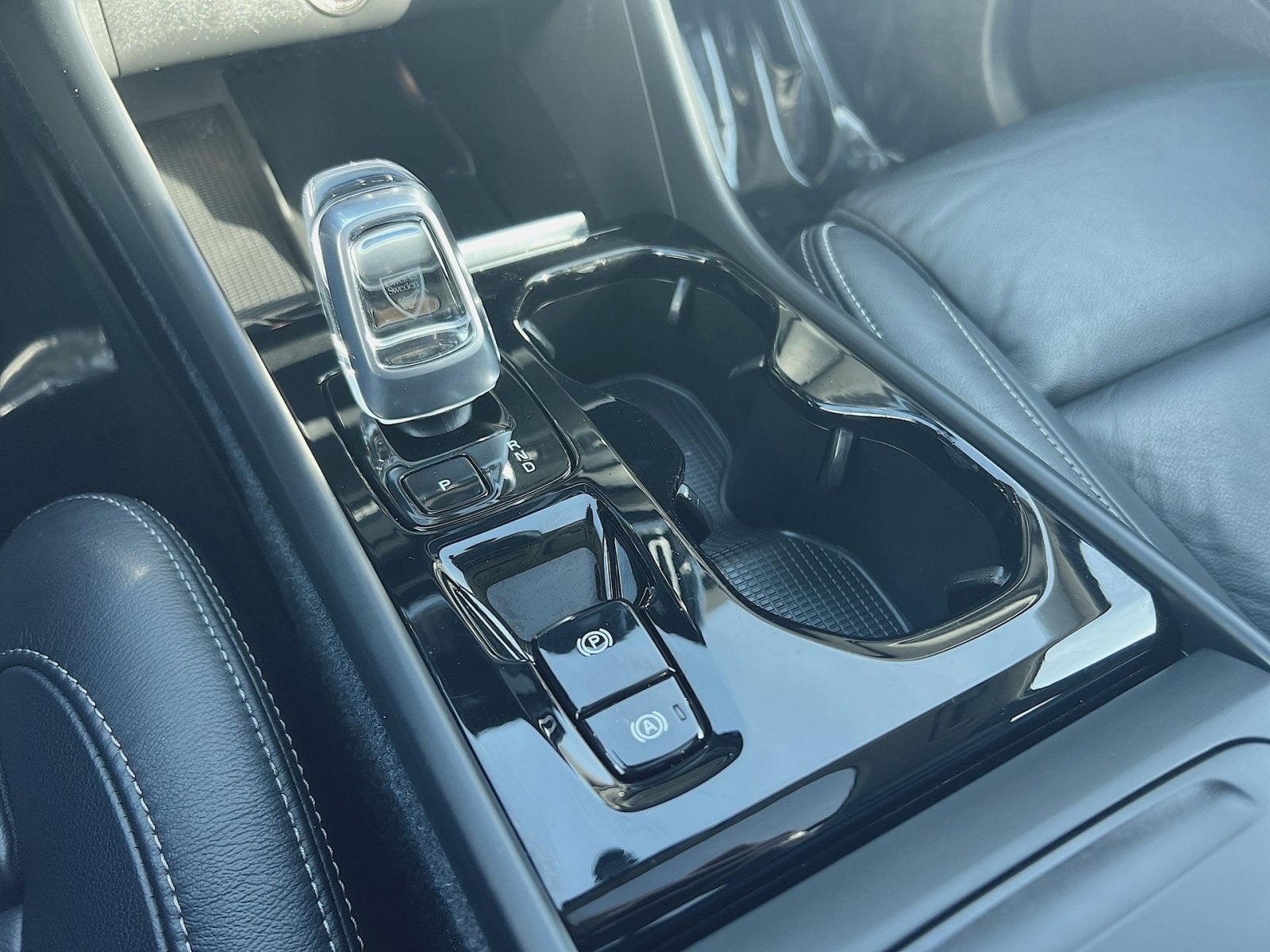 2024 Volvo XC40 B5 Plus Dark Theme