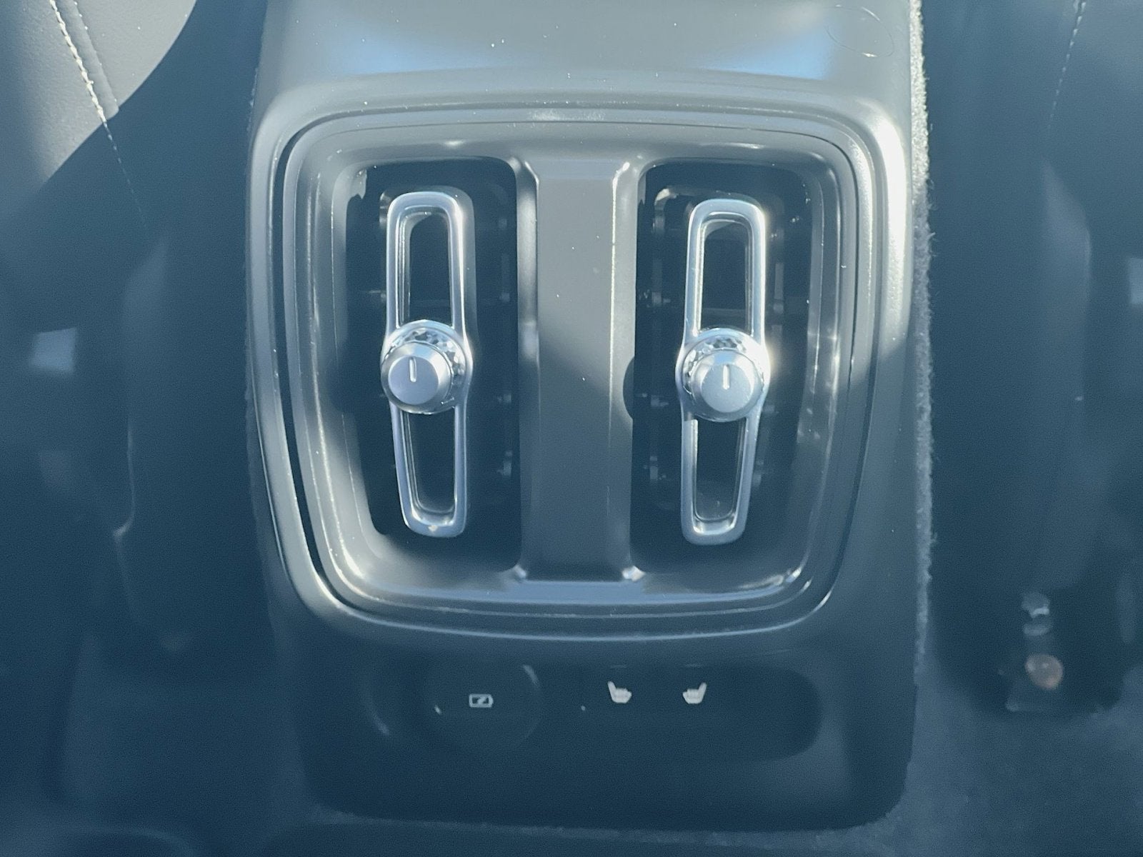 2024 Volvo XC40 B5 Plus Dark Theme