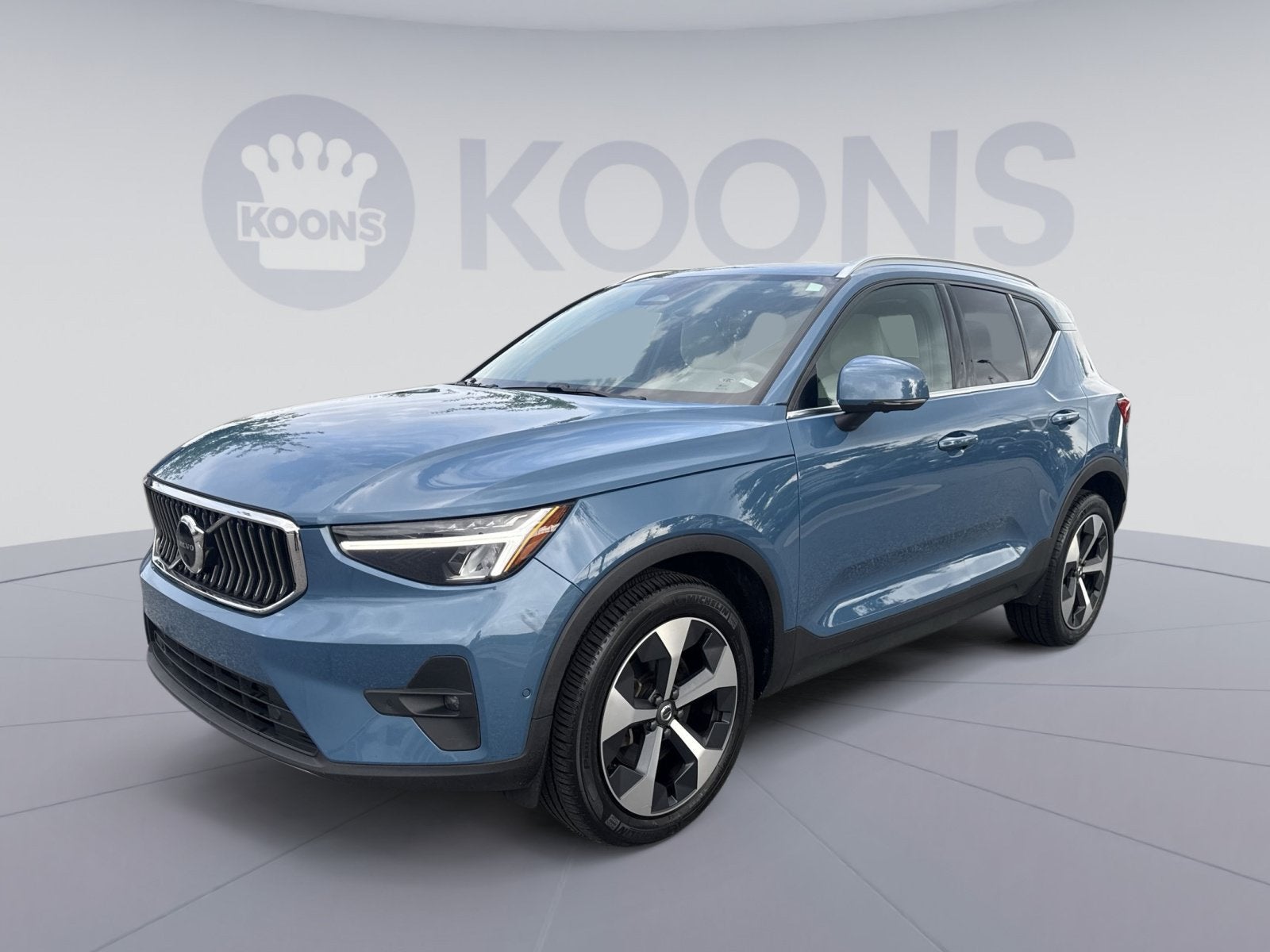 2023 Volvo XC40 B5 Plus Bright Theme