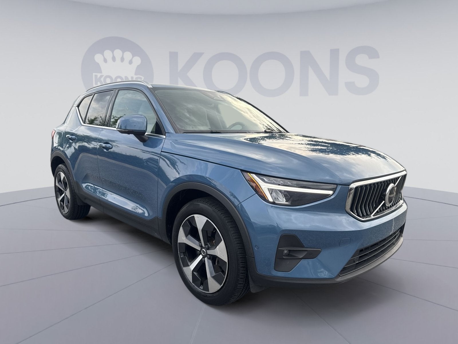 2023 Volvo XC40 B5 Plus Bright Theme