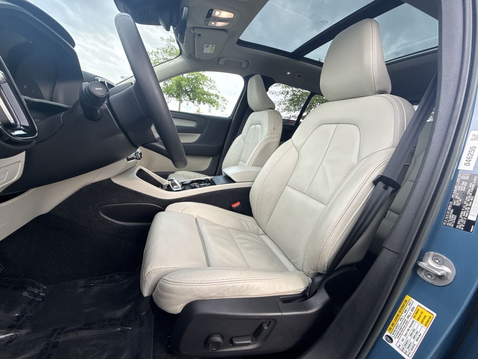 2023 Volvo XC40 B5 Plus Bright Theme
