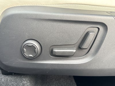 2023 Volvo XC40 B5 Plus Bright Theme
