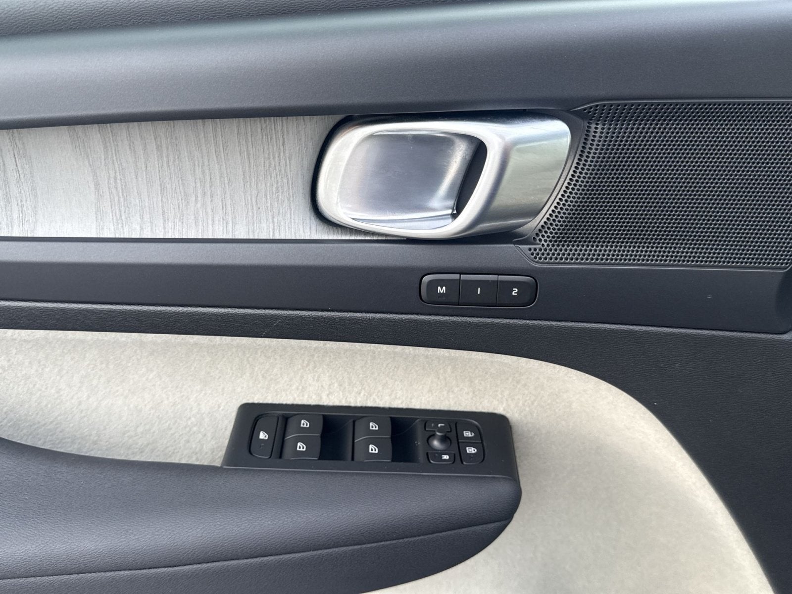 2023 Volvo XC40 B5 Plus Bright Theme