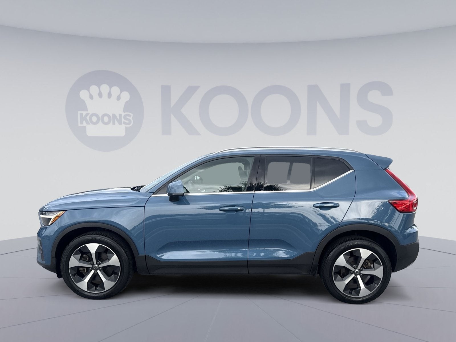 2023 Volvo XC40 B5 Plus Bright Theme