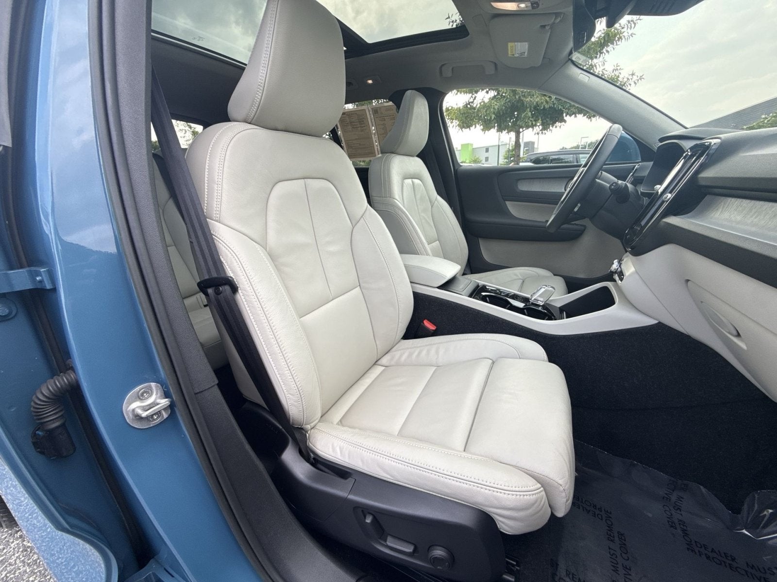 2023 Volvo XC40 B5 Plus Bright Theme