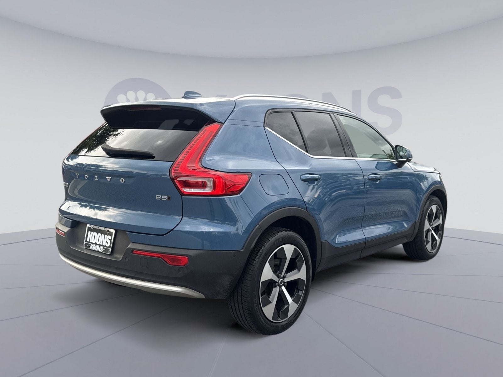 2023 Volvo XC40 B5 Plus Bright Theme
