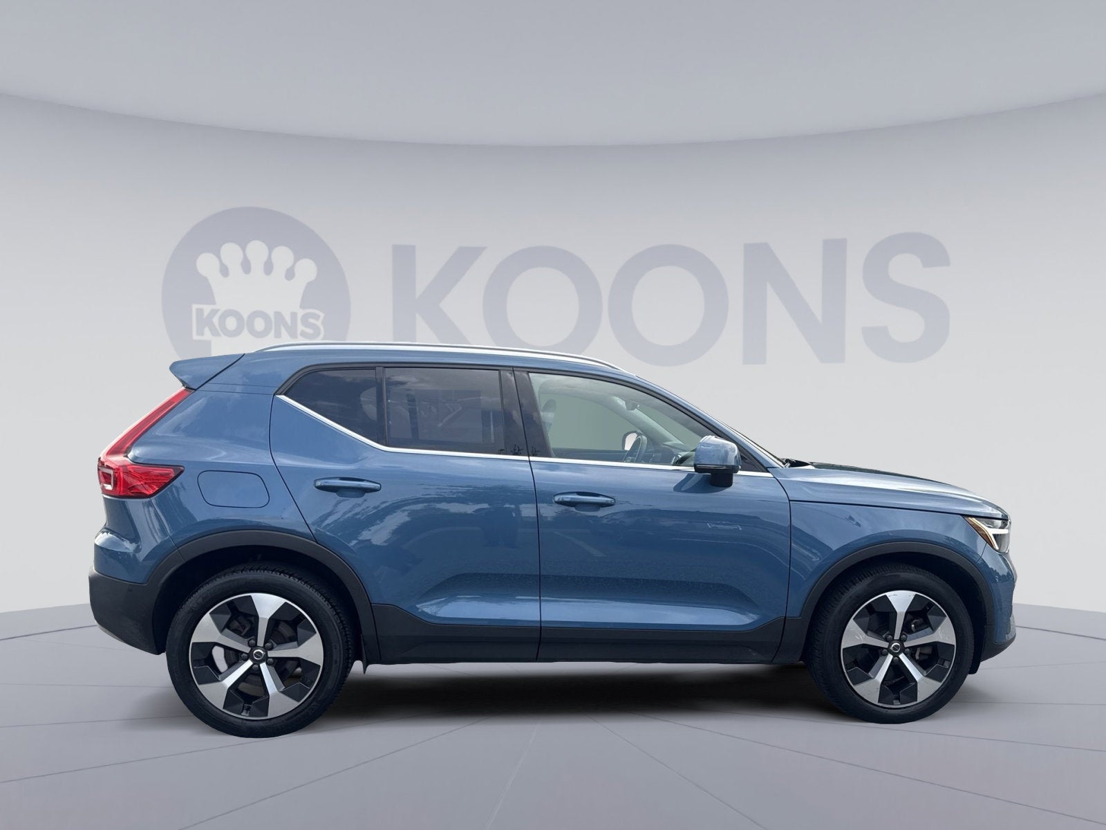 2023 Volvo XC40 B5 Plus Bright Theme