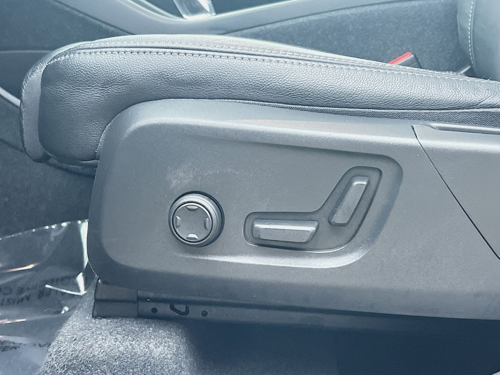 2023 Volvo XC40 B5 Plus Bright Theme