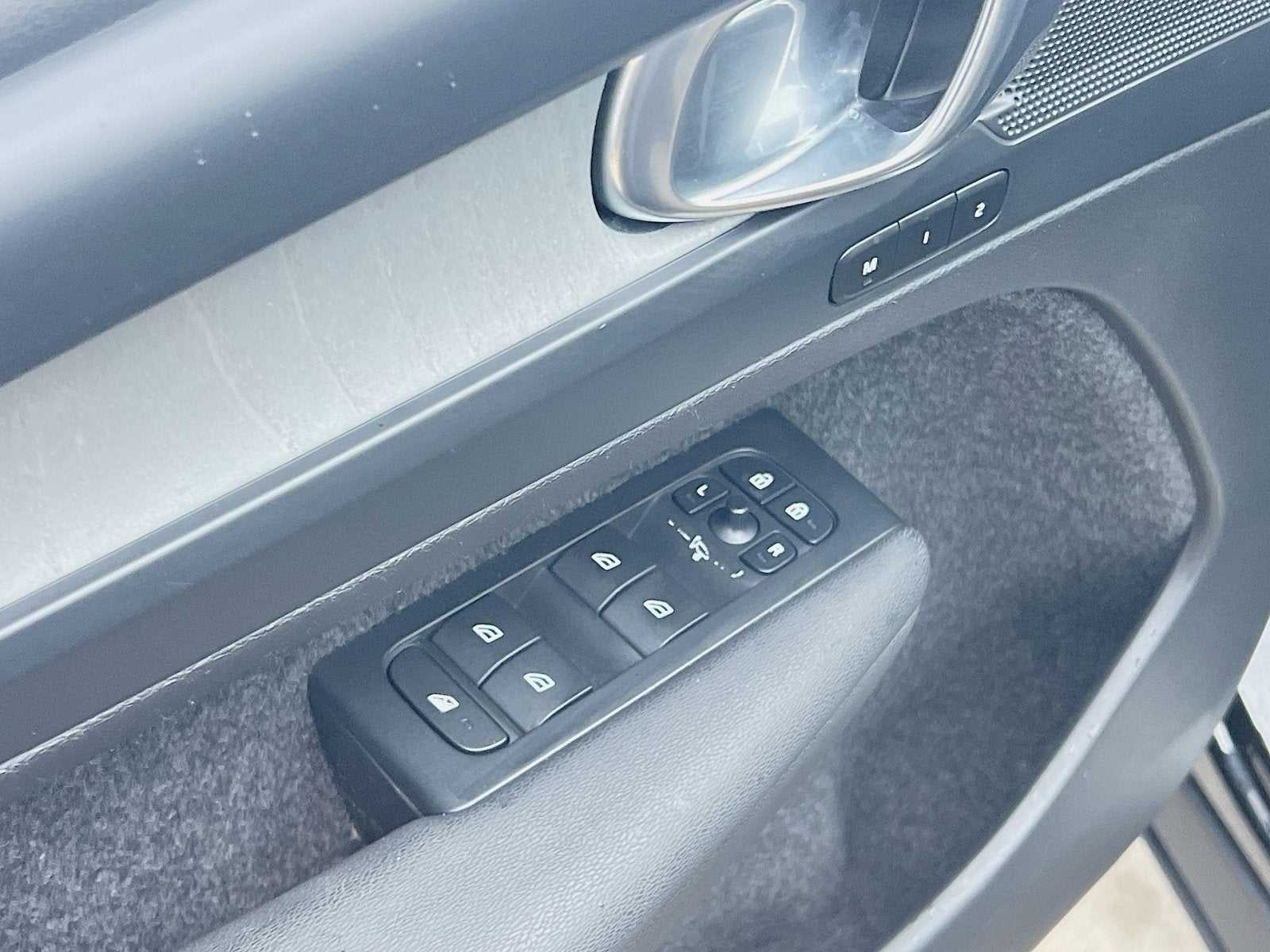 2023 Volvo XC40 B5 Plus Bright Theme