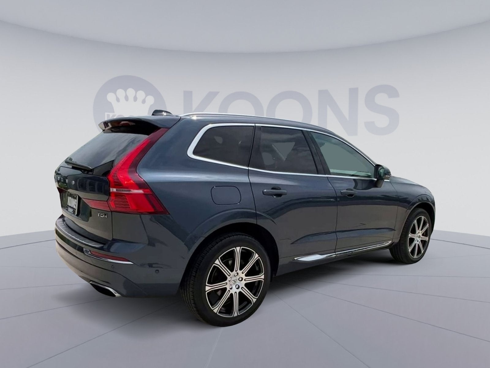 2023 Volvo XC40 B5 Plus Bright Theme