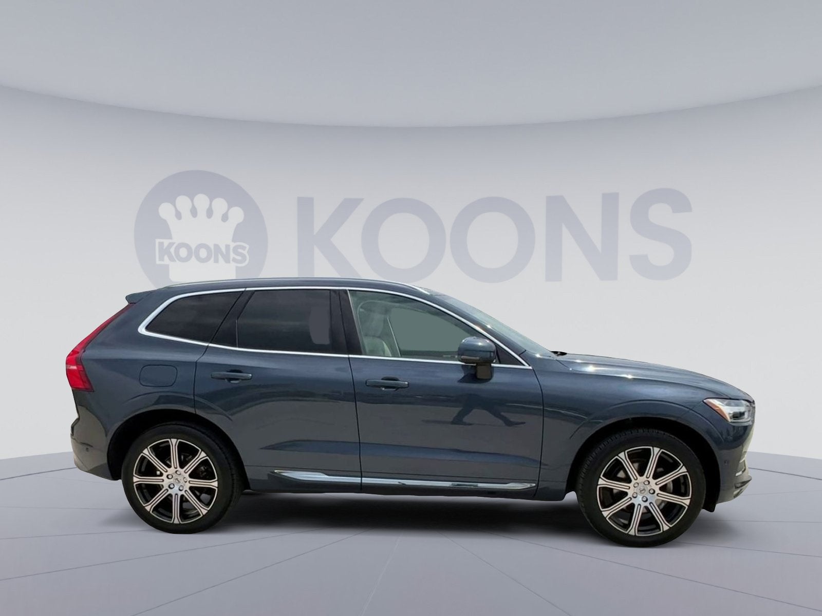 2023 Volvo XC40 B5 Plus Bright Theme