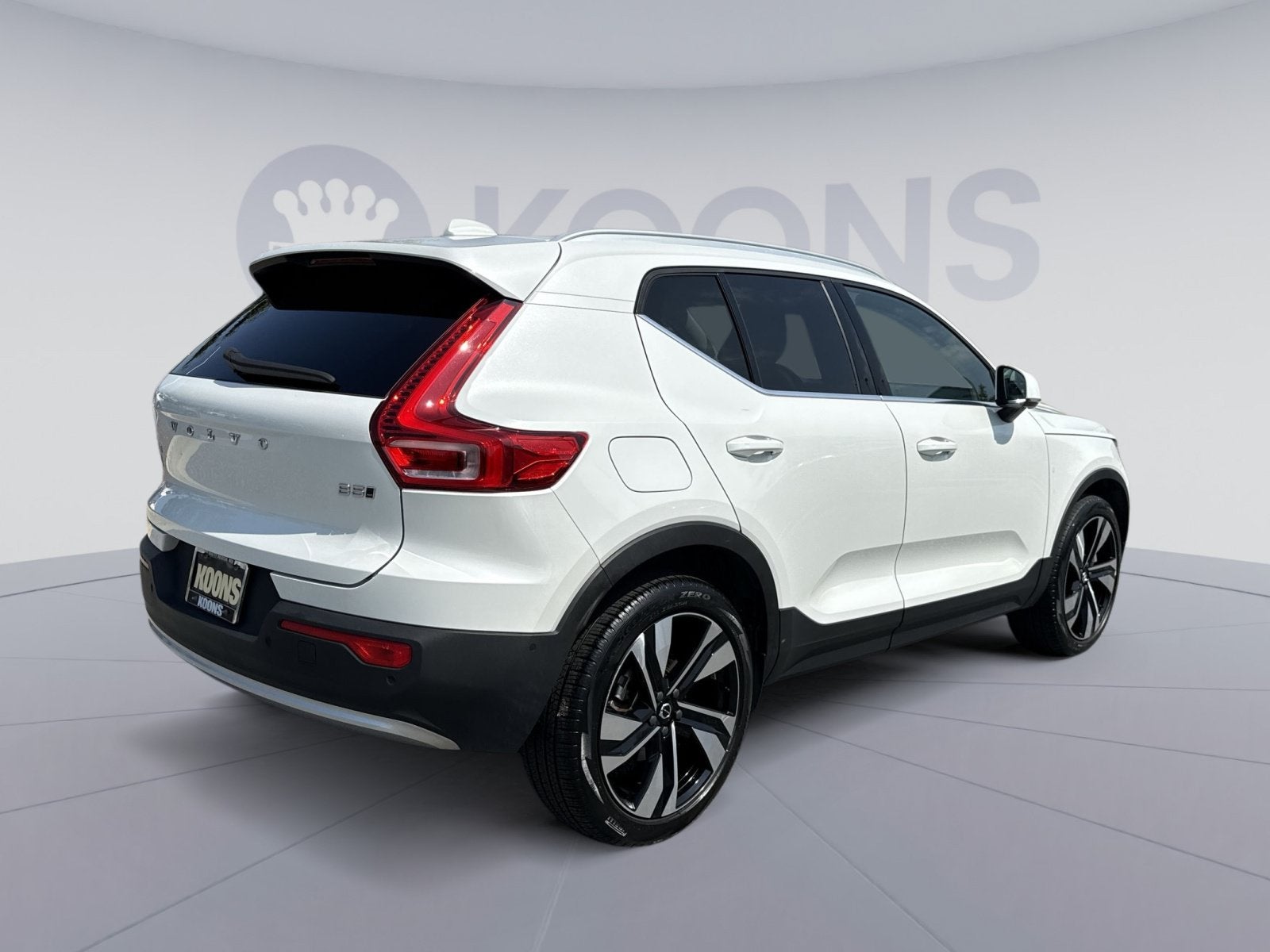 2023 Volvo XC40 B5 Plus Bright Theme