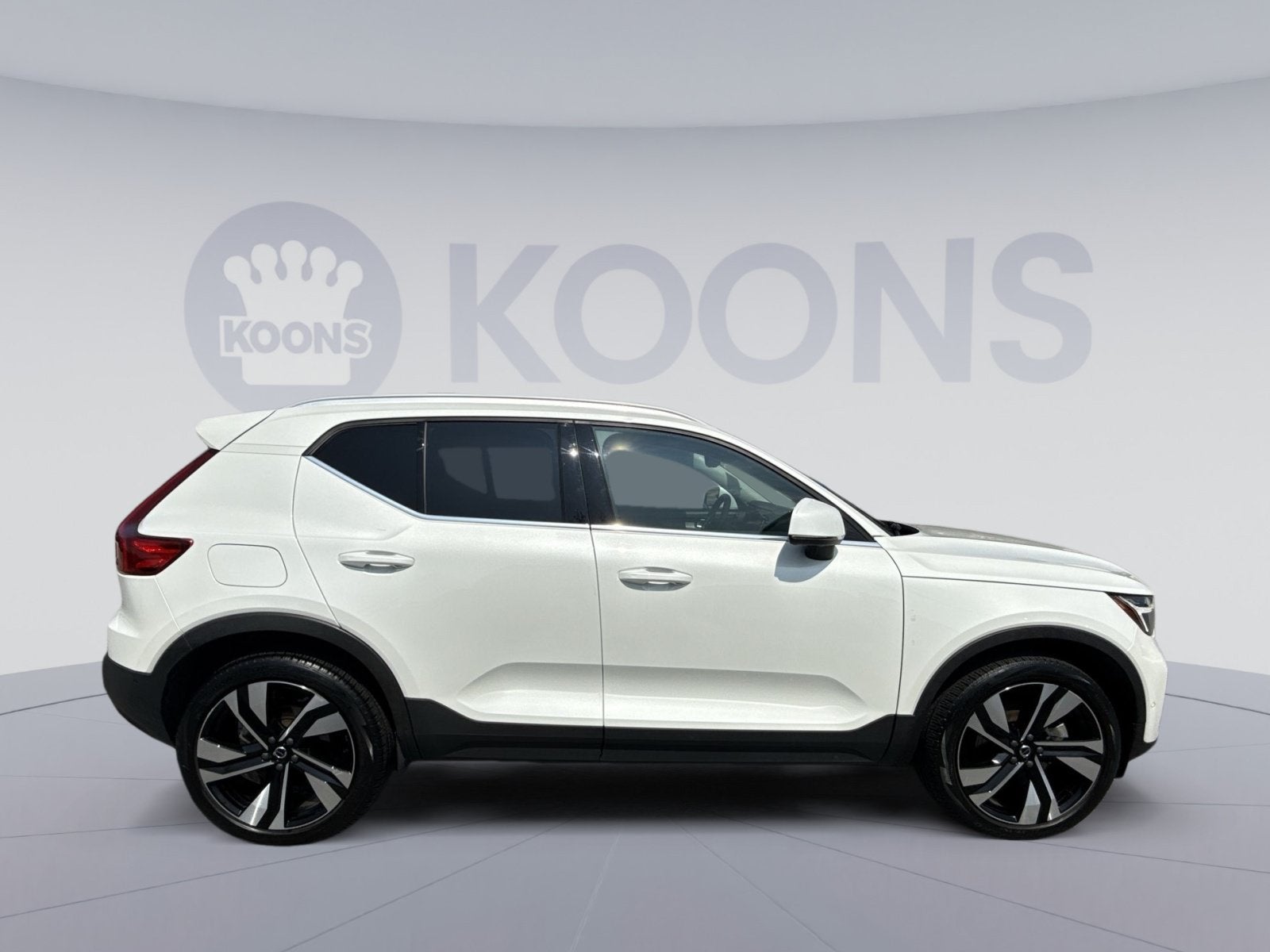 2023 Volvo XC40 B5 Plus Bright Theme