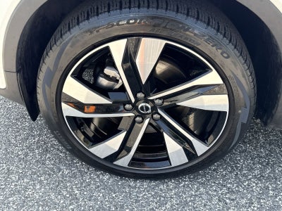 2023 Volvo XC40 B5 Plus Bright Theme