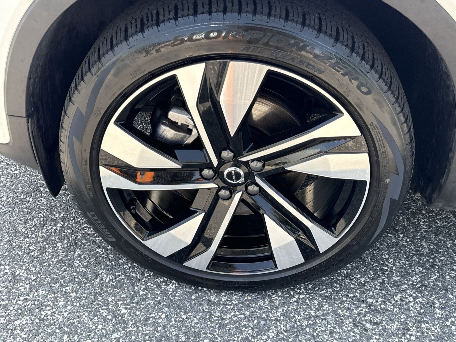 2023 Volvo XC40 B5 Plus Bright Theme