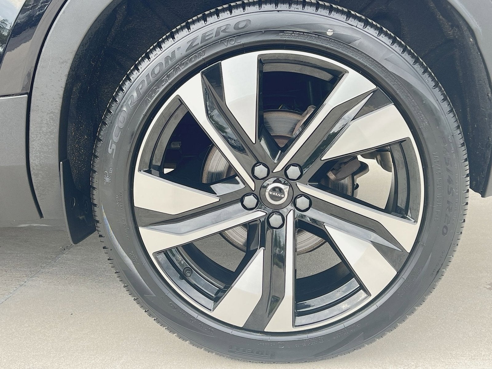 2023 Volvo XC40 B5 Plus Bright Theme
