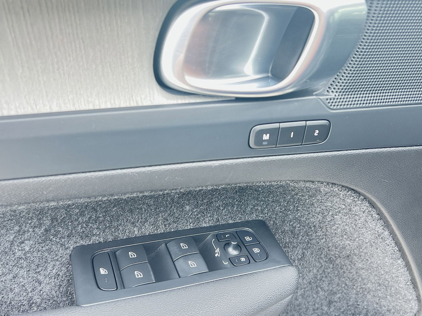 2023 Volvo XC40 B5 Plus Bright Theme