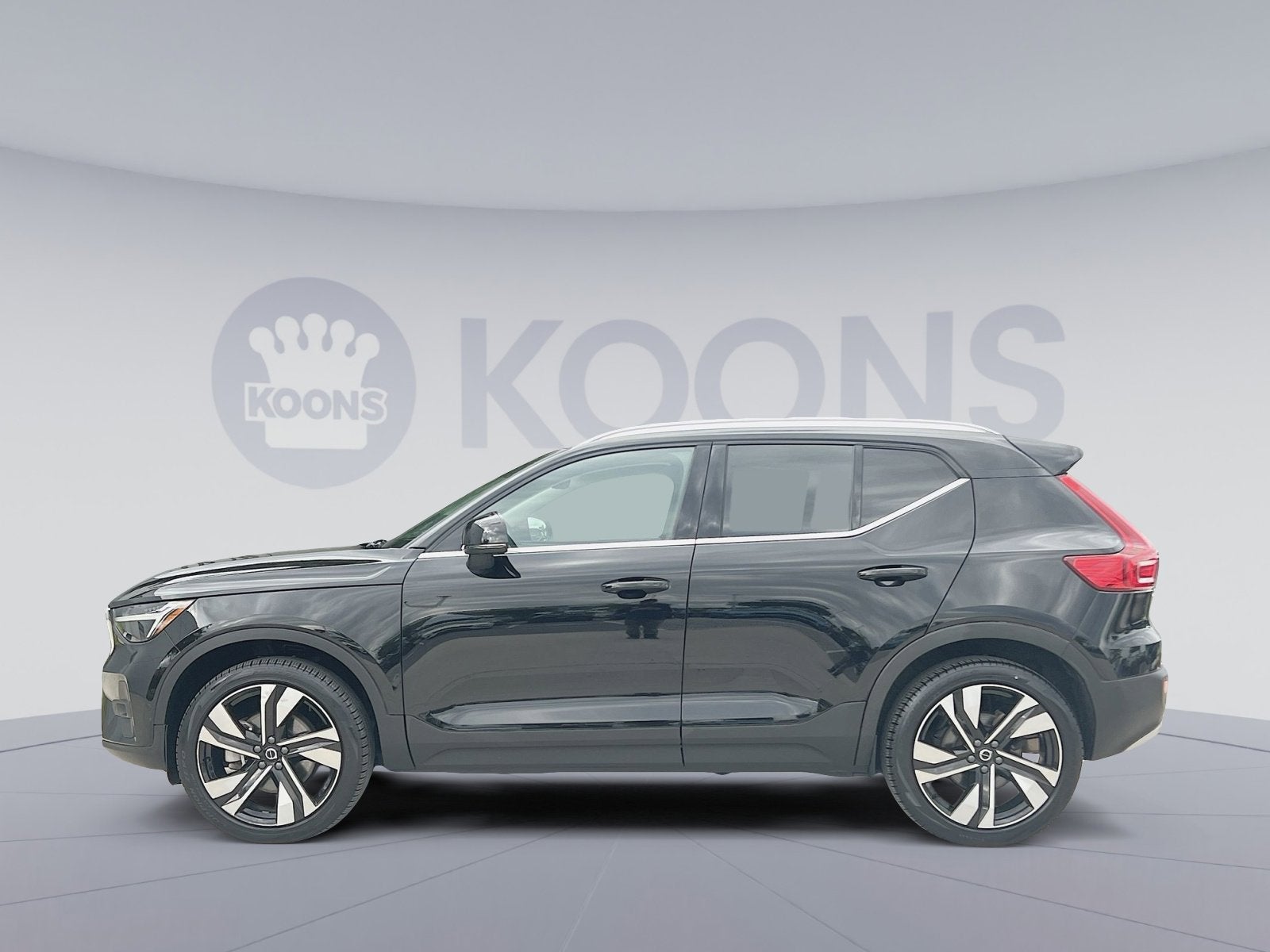 2023 Volvo XC40 B5 Plus Bright Theme