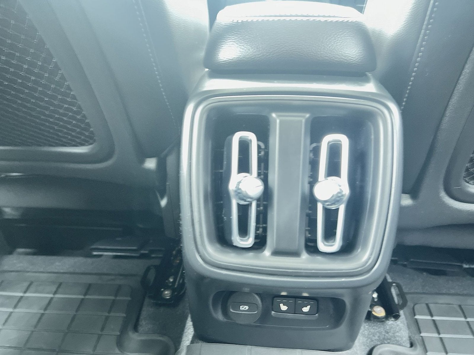 2023 Volvo XC40 B5 Plus Bright Theme