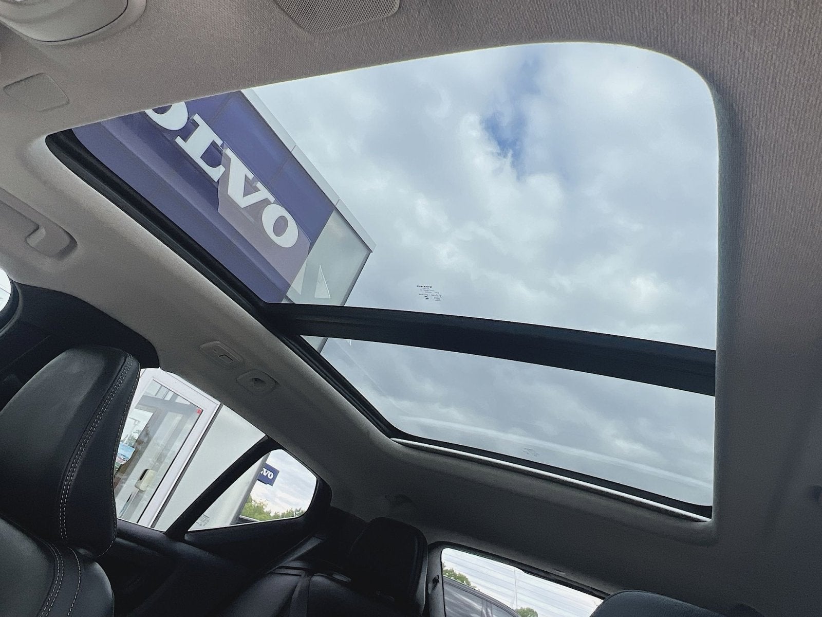 2023 Volvo XC40 B5 Plus Bright Theme