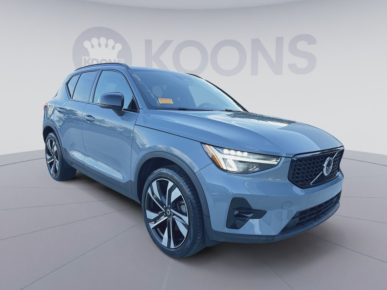 2023 Volvo XC40 B5 Plus Dark Theme