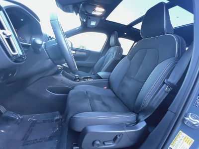 2023 Volvo XC40 B5 Plus Dark Theme