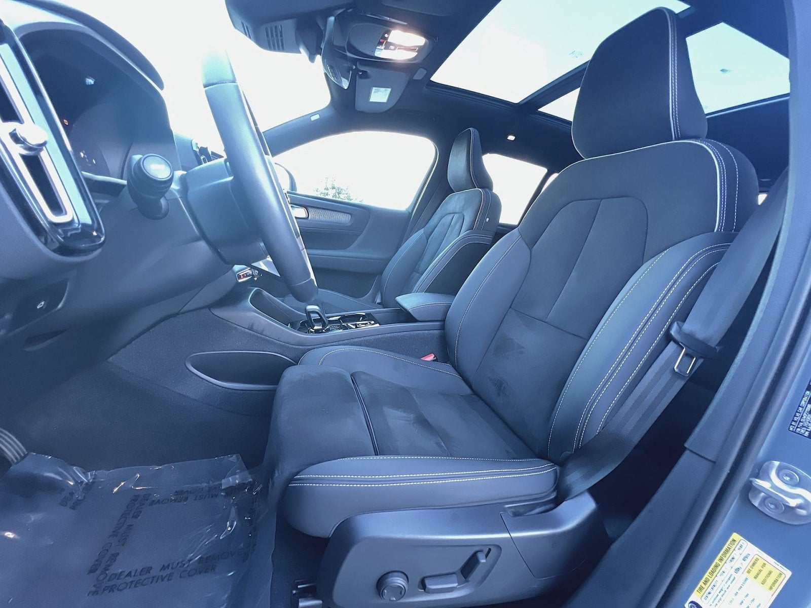 2023 Volvo XC40 B5 Plus Dark Theme