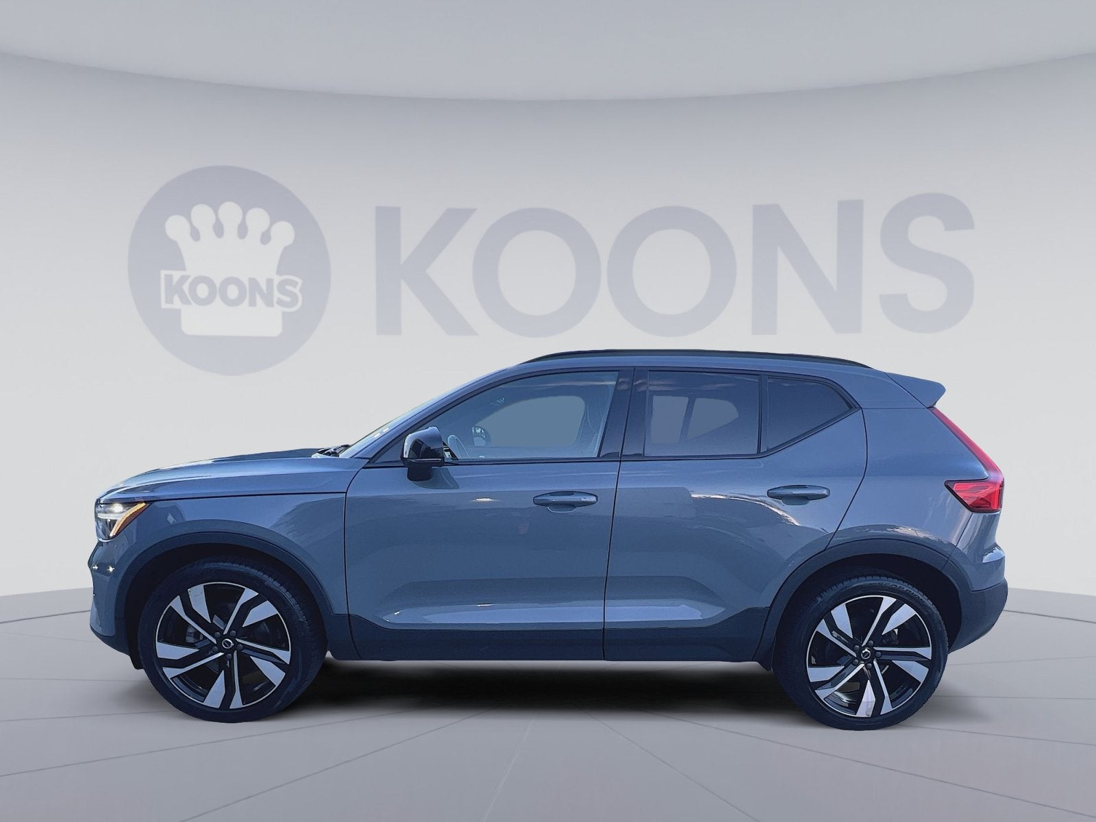 2023 Volvo XC40 B5 Plus Dark Theme