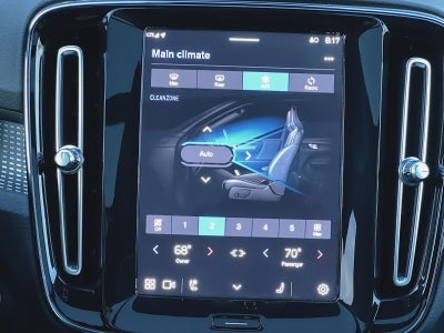 2023 Volvo XC40 B5 Plus Dark Theme