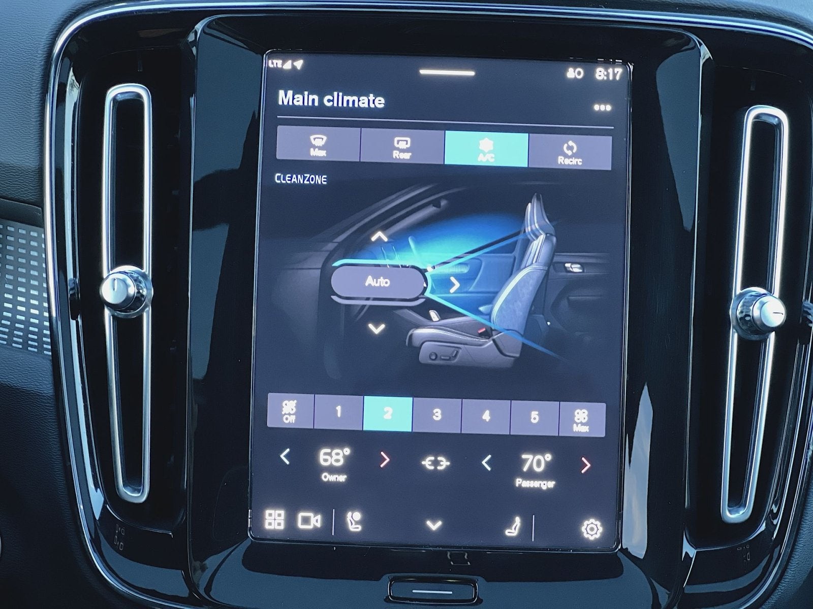 2023 Volvo XC40 B5 Plus Dark Theme